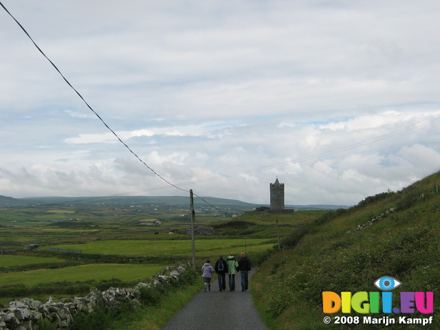 26913 Jenni, Pepijn, Marieke and Simon walking towards Doonagore Castle